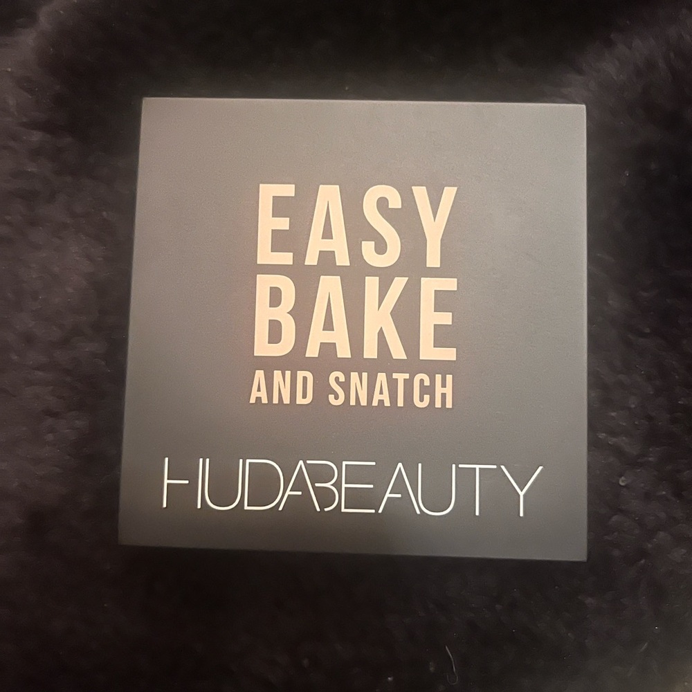 Huda beauty Easy bake setting powder